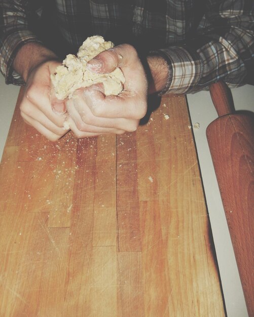 Mâini care framântă aluat